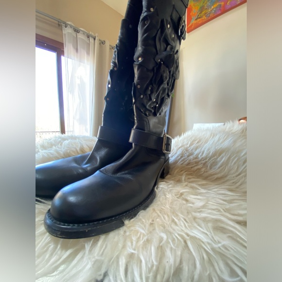 Valentino Unveils: Exquisite Leather Mid-Calf Moto Boots 🖤👢🌹 - Picture 2 of 9